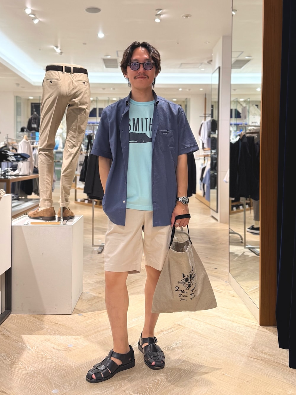 ブルー系のシャツ/ブラウス、ブルー系のTシャツ/カットソー、ホワイト系のその他パンツを着用したメンズの夏コーディネートの3枚目の写真