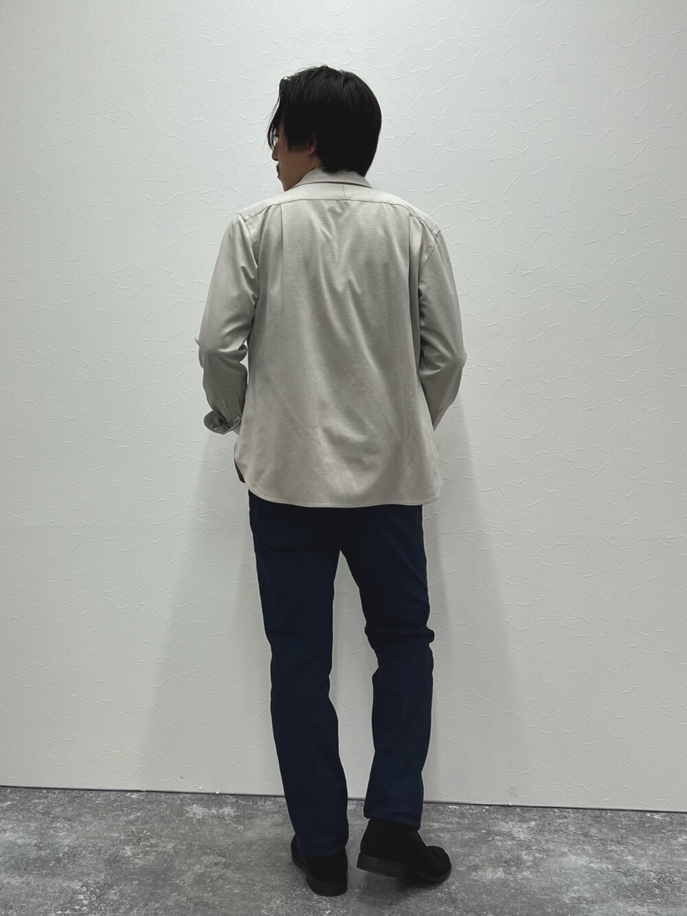 ホワイト系のシャツ/ブラウス、ホワイト系のTシャツ/カットソー、ブルー系のその他パンツを着用したメンズの秋コーディネートの6枚目の写真