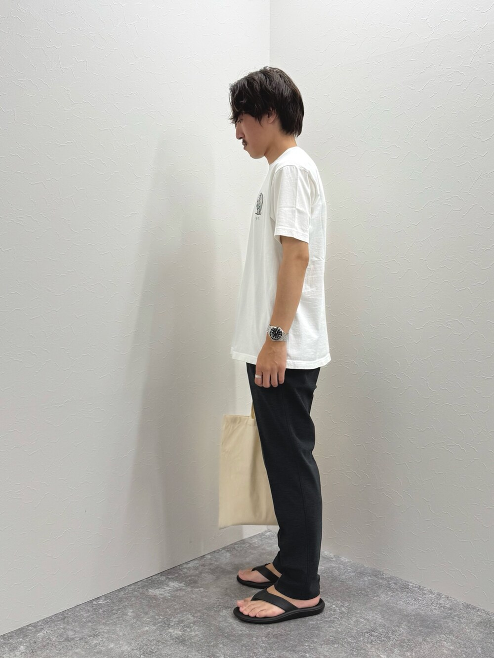 ホワイト系のTシャツ/カットソー、ホワイト系のトートバッグ、グレー系のその他パンツを着用したメンズの夏コーディネートの4枚目の写真