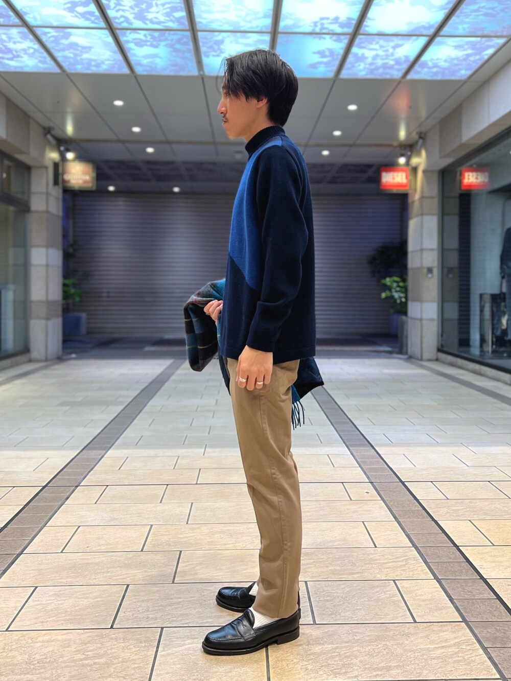 「きれいめカジュアル、冬コーデ、ニット、キルティング、休日スタイル、クリスマスに着たい服、大人カジュアル、カジュアルコーデ、今日のコーデ、秋冬コーデ、カジュアル、低身長、シンプルコーデ、大人コーデ、チノパン」｜「Stutostein Nolley'sのカシミヤ混 切替モックネックニット（ニット/セーター、ブルー系）」を使った、nishiokaさん（メンズ・169cm）の秋コーディネートの3枚目の写真