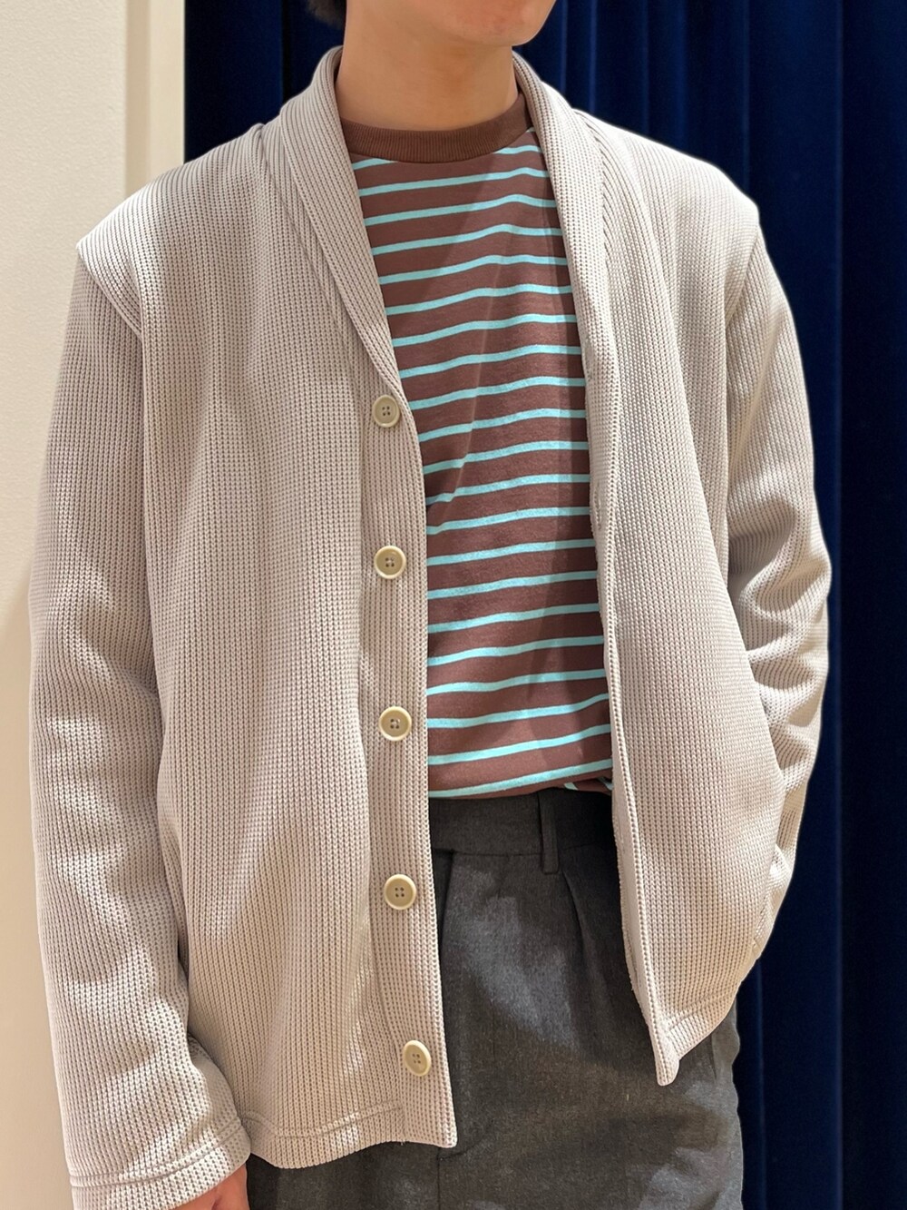 ベージュ系のカーディガン/ボレロ、ベージュ系のTシャツ/カットソー、ブラック系のトートバッグを着用したメンズの冬コーディネートの5枚目の写真