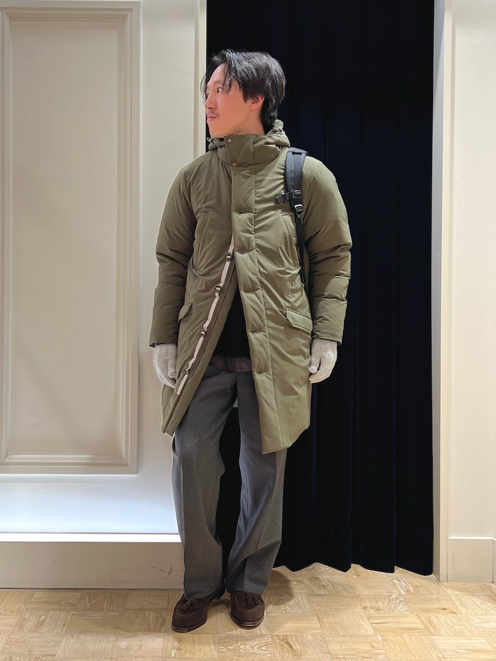 ブラック系のバックパック/リュック、グリーン系のシャツ/ブラウス、グリーン系のダウンジャケット/コートを着用したメンズの冬コーディネートの4枚目の写真