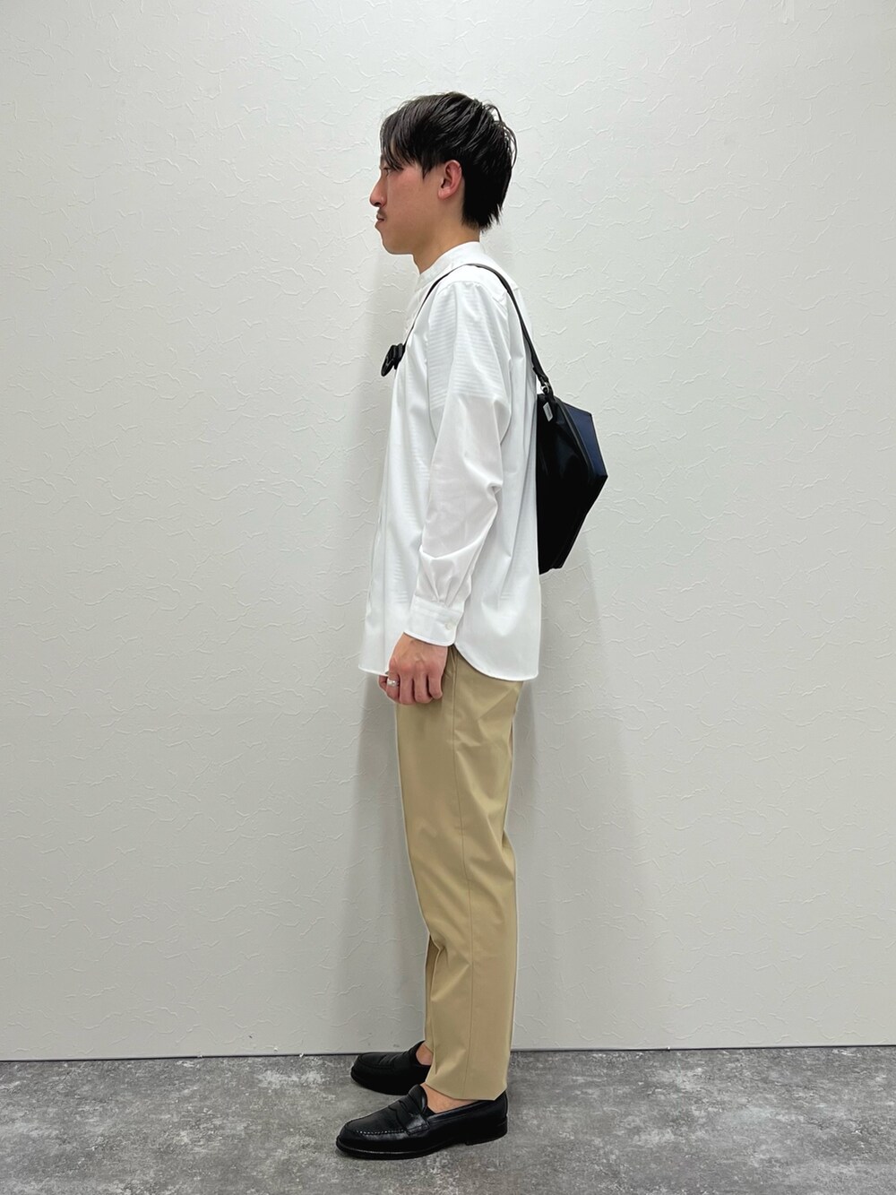 ホワイト系のシャツ/ブラウス、ベージュ系のその他パンツ、ブルー系のショルダーバッグを着用したメンズの春コーディネートの4枚目の写真