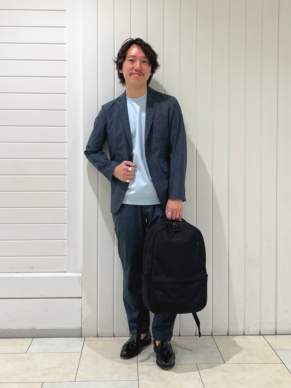 ブルー系のTシャツ/カットソー、ブルー系のテーラードジャケット、ブルー系のその他パンツを着用したメンズの春コーディネートの2枚目の写真