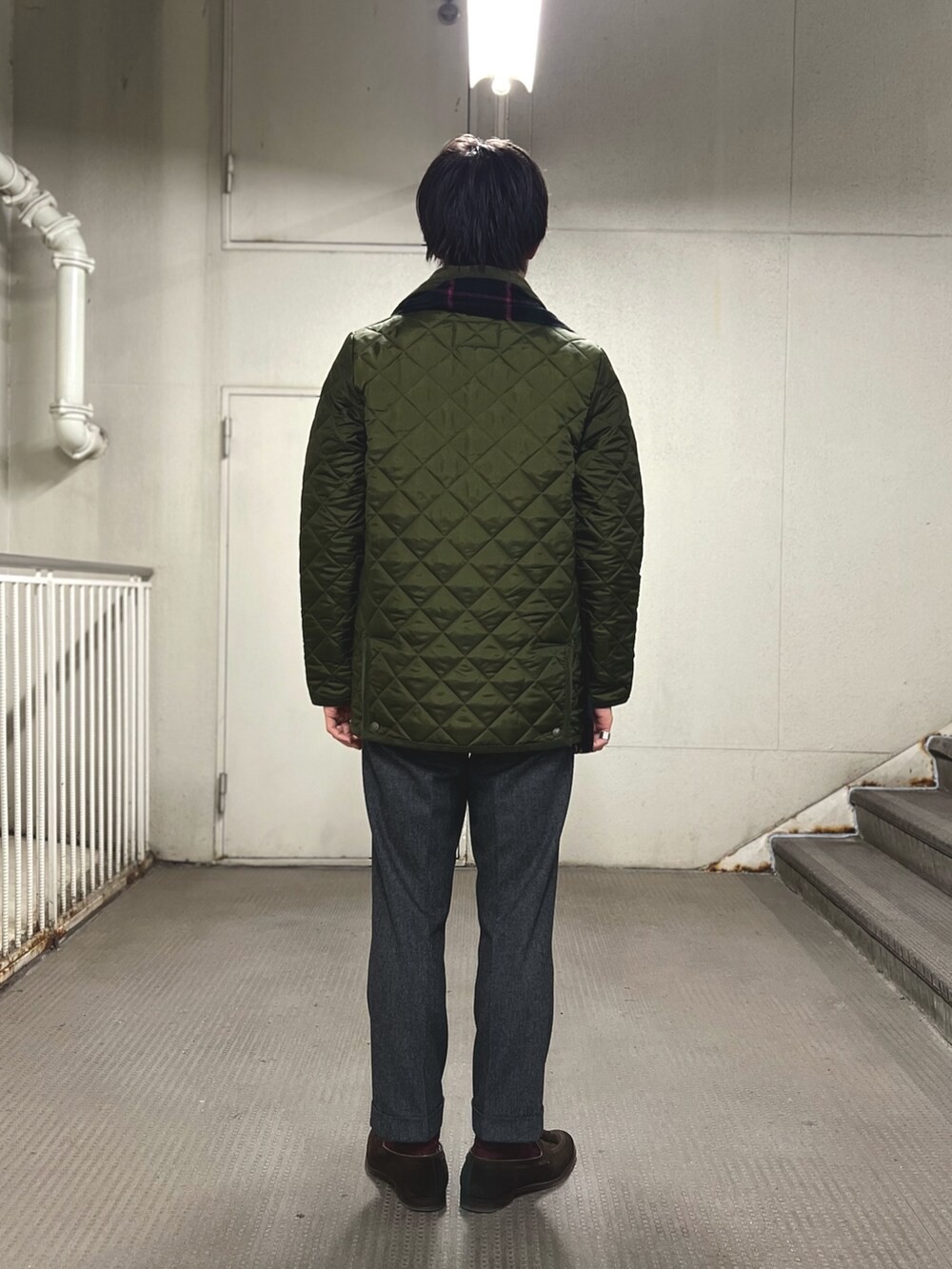 グリーン系のブルゾン、グリーン系のマフラーを着用したメンズの冬コーディネートの4枚目の写真