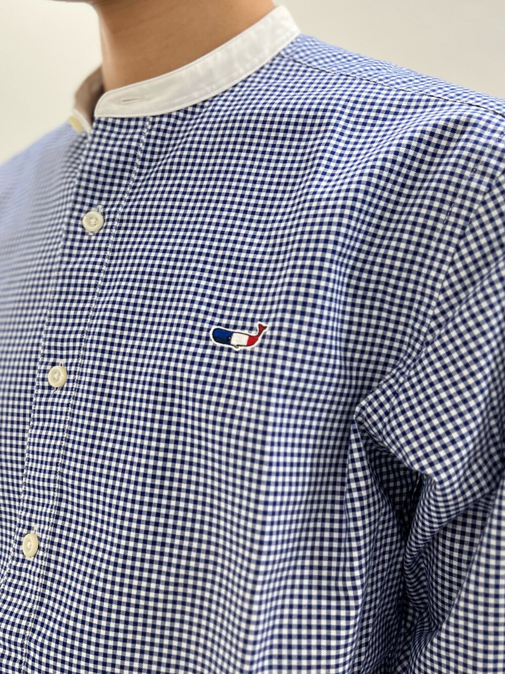 ブルー系のテーラードジャケット、ブルー系のデニムパンツ、ブルー系のシャツ/ブラウスを着用したメンズの秋コーディネートの5枚目の写真