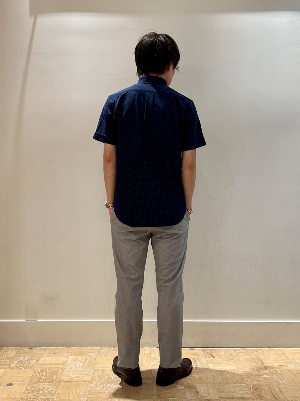 ブルー系のシャツ/ブラウス、ベージュ系のその他パンツを着用したメンズの夏コーディネートの3枚目の写真