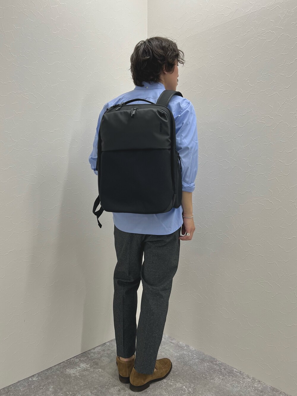 ブルー系のシャツ/ブラウス、ホワイト系のTシャツ/カットソー、グレー系のその他パンツを着用したメンズの春コーディネートの5枚目の写真