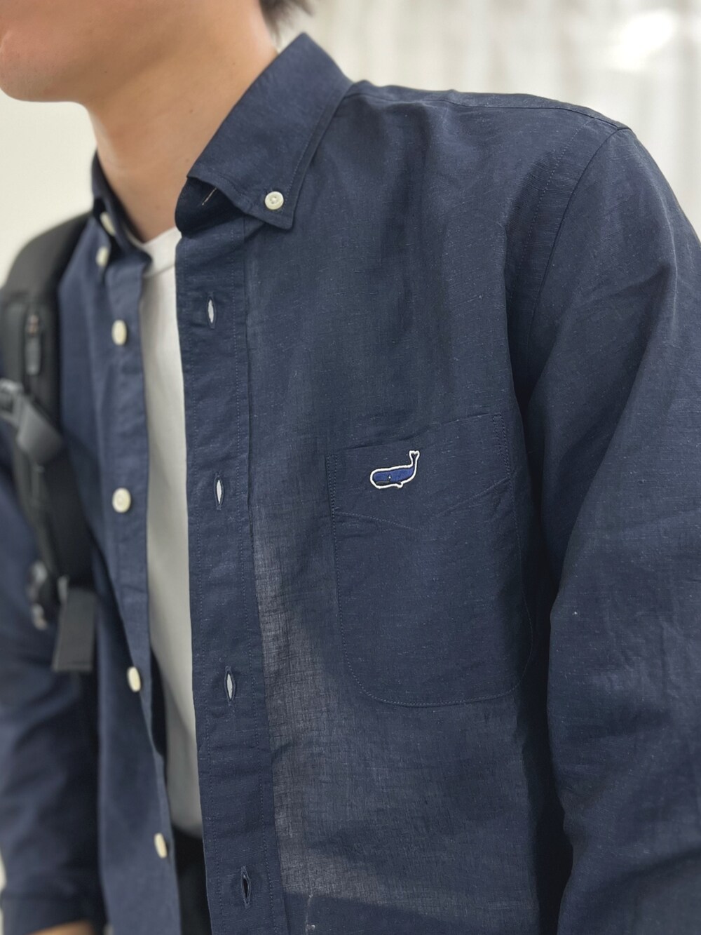 ブルー系のシャツ/ブラウス、ブラウン系のローファー、グレー系のチノパンツを着用したメンズの春コーディネートの7枚目の写真