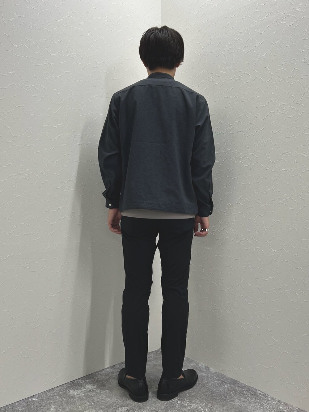 ブルー系のブルゾン、ベージュ系のTシャツ/カットソー、ブラック系のその他パンツを着用したメンズの夏コーディネートの6枚目の写真