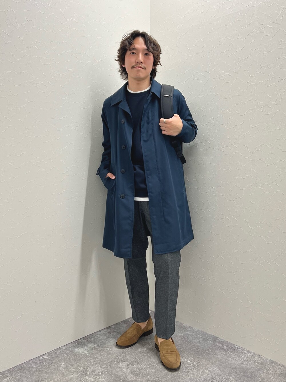 「休日スタイル、お出かけコーデ、ローファー、大人カジュアル、オトナカジュアル、ラフコーデ、春夏コーデ、春コーデ、カジュアル、カジュアルコーデ、コート、バックパック、バッグ、春アウター」|「TAIONの【TAION/タイオン】《ビジカジ対応》別注ステンカラーコート 25SS(ステンカラーコート、ブルー系)」を使った、nishiokaさん(メンズ・169cm)の春コーディネートの5枚目の写真
