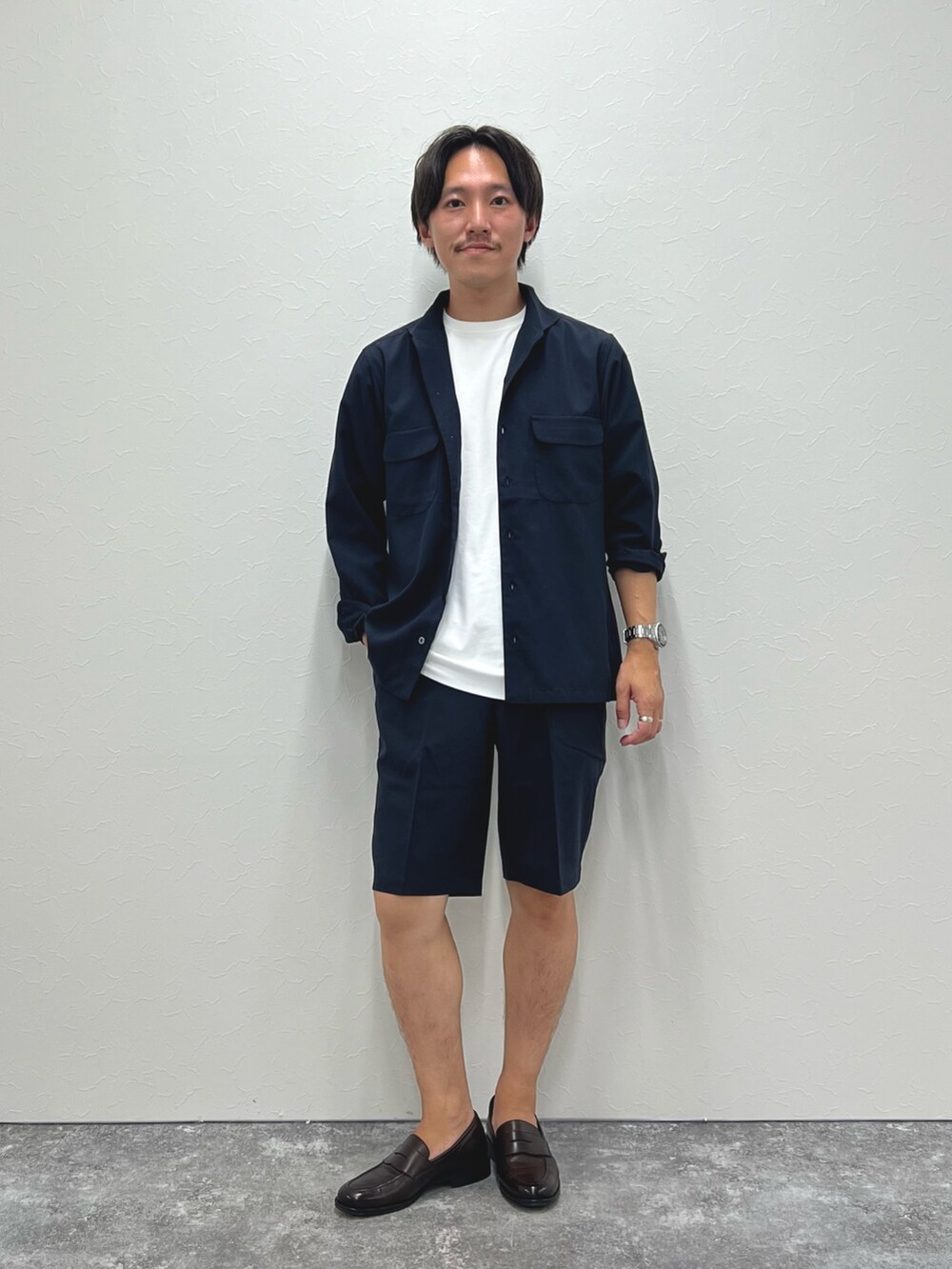 ブルー系のシャツ/ブラウス、ホワイト系のTシャツ/カットソー、ブルー系のその他パンツを着用したメンズの夏コーディネートの2枚目の写真