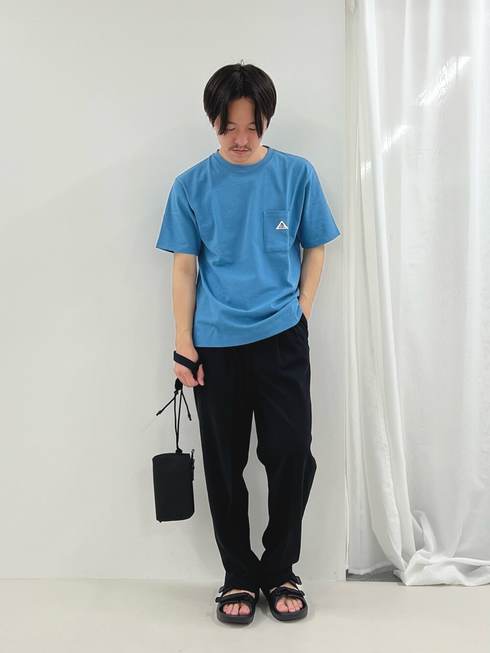 ブルー系のTシャツ/カットソー、ブラック系のその他パンツ、ブラック系のサンダルを着用したメンズの春コーディネートの2枚目の写真