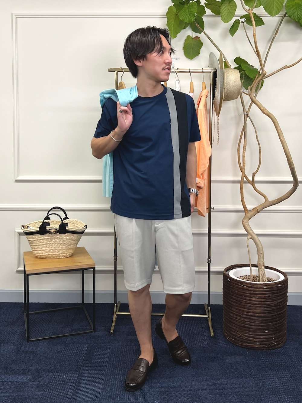 グリーン系のシャツ/ブラウス、ブルー系のTシャツ/カットソー、グレー系のその他パンツを着用したメンズの夏コーディネートの3枚目の写真