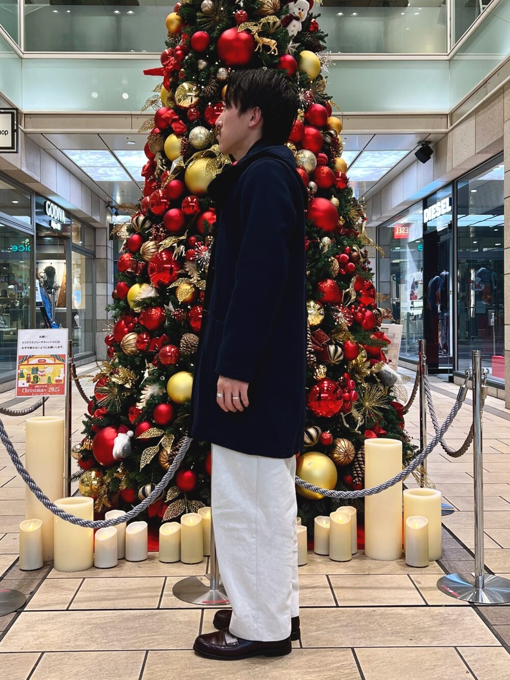 「レイヤードスタイル、冬アウター、チェック、休日スタイル、クリスマスに着たい服、ロングコート、お出かけコーデ、コート、マフラー、きれいめカジュアル、オトナカジュアル、ダッフルコート、お洒落さんとつながりたい、秋冬、おでかけコーデ」｜「LONDON TRADITIONの【LONDON TRADITION/ ロンドン トラディション】MARTIN SLIM LONG スリムロング ダッフルコート（ダッフルコート、ブルー系）」を使った、nishiokaさん（メンズ・169cm）の冬コーディネートの3枚目の写真