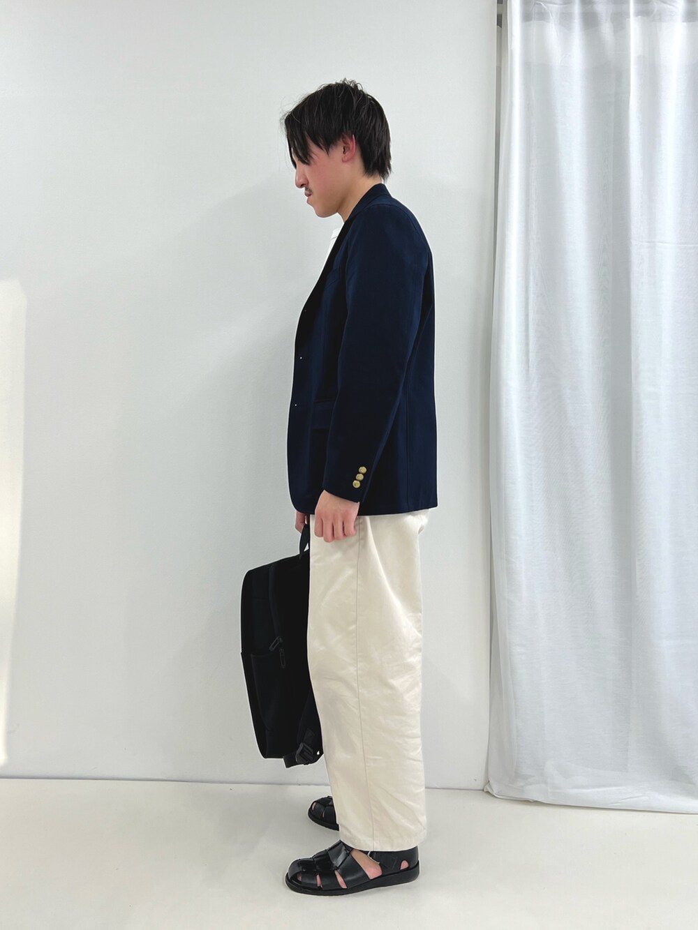 「低身長コーデ、きれいめカジュアル、ロゴT、グルカサンダル、レイヤードスタイル、春夏コーデ、夏コーデ、休日スタイル、ジャケット、カジュアル、シンプルコーデ、バックパック」｜「NOLLEY’Sの【D.C.WHITE/ディーシーホワイト】《ビジカジ対応》WEST POINT BLAZER ウエストポイントブレザー（テーラードジャケット、ブルー系）」を使った、nishiokaさん（メンズ・169cm）の夏コーディネートの4枚目の写真