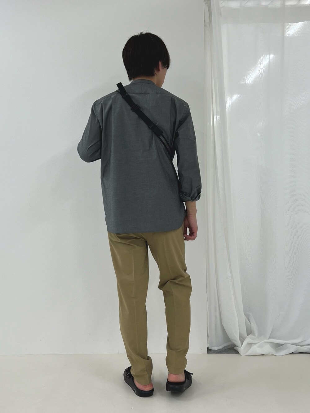 ブラック系のシャツ/ブラウス、ブラック系のサンダル、ブラック系のショルダーバッグを着用したメンズの春コーディネートの4枚目の写真