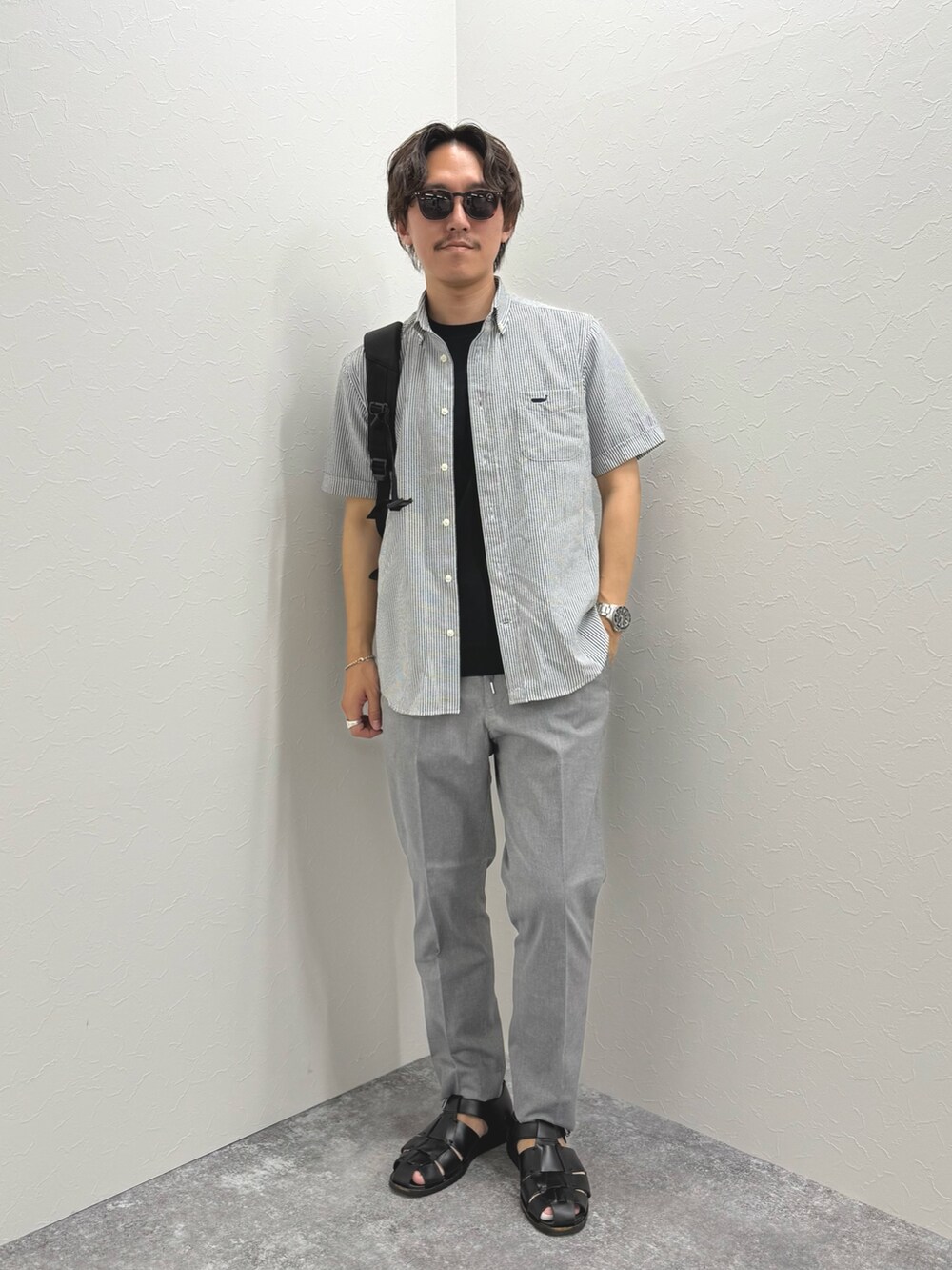 「サングラス、モノトーン、シャツスタイル、黒Tシャツ、Tシャツ、お出かけコーデ、淡色コーデ、きれいめカジュアル、レイヤードスタイル、シンプルコーデ、夏コーデ、半袖シャツ、夏、カジュアル、バッグ」|「NOLLEY’Sの【PrimeFlex DotAir】《吸水速乾》ストレッチ クジラ BD S/S 25SS(シャツ/ブラウス、グレー系)」を使った、nishiokaさん(メンズ・169cm)の春コーディネートの4枚目の写真