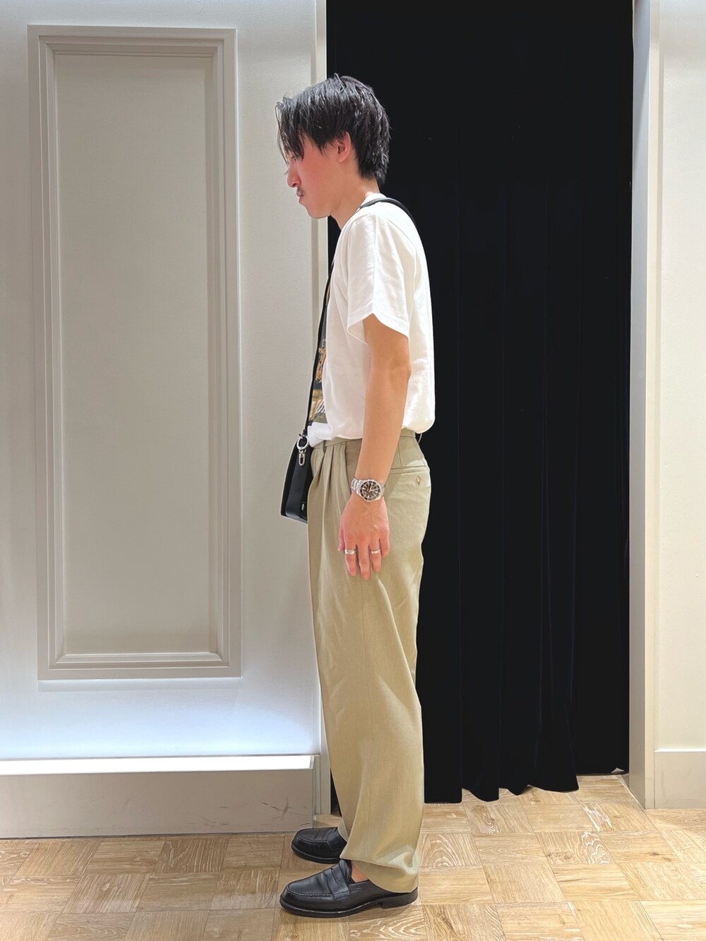 ブラック系のショルダーバッグ、ブラック系のローファー、ベージュ系のその他パンツを着用したメンズの春コーディネートの4枚目の写真