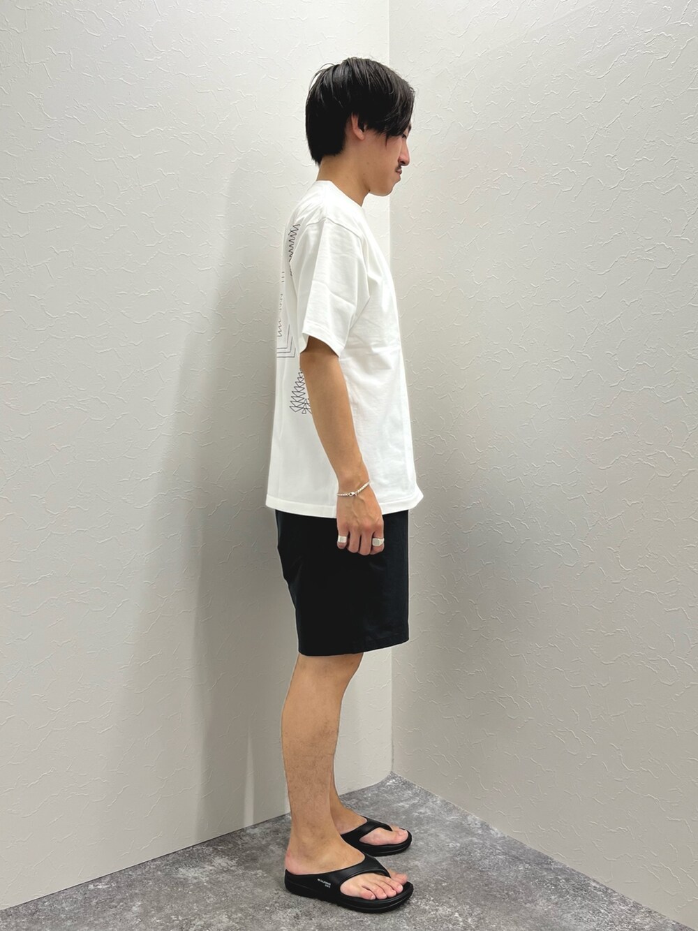 ホワイト系のTシャツ/カットソー、ブラック系のその他パンツ、ブラック系のサンダルを着用したメンズの夏コーディネートの4枚目の写真