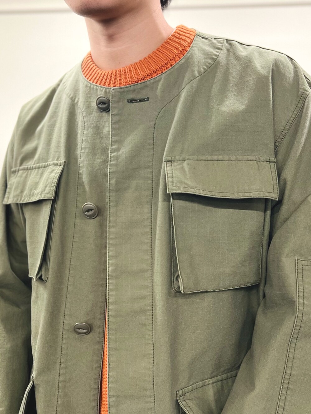 「ニット、古着MIX、お出かけコーデ、秋服、ミリタリー、ミリタリージャケット、秋冬コーデ、ローファー、ストリートコーデ、シンプルスタイル、秋っぽコーデ更新中、カジュアル、カジュアルコーデ、ニットコーデ」｜「Rie Millerのミリタリージャケット（ミリタリージャケット、グリーン系）」を使った、nishiokaさん（メンズ・169cm）の秋コーディネートの6枚目の写真