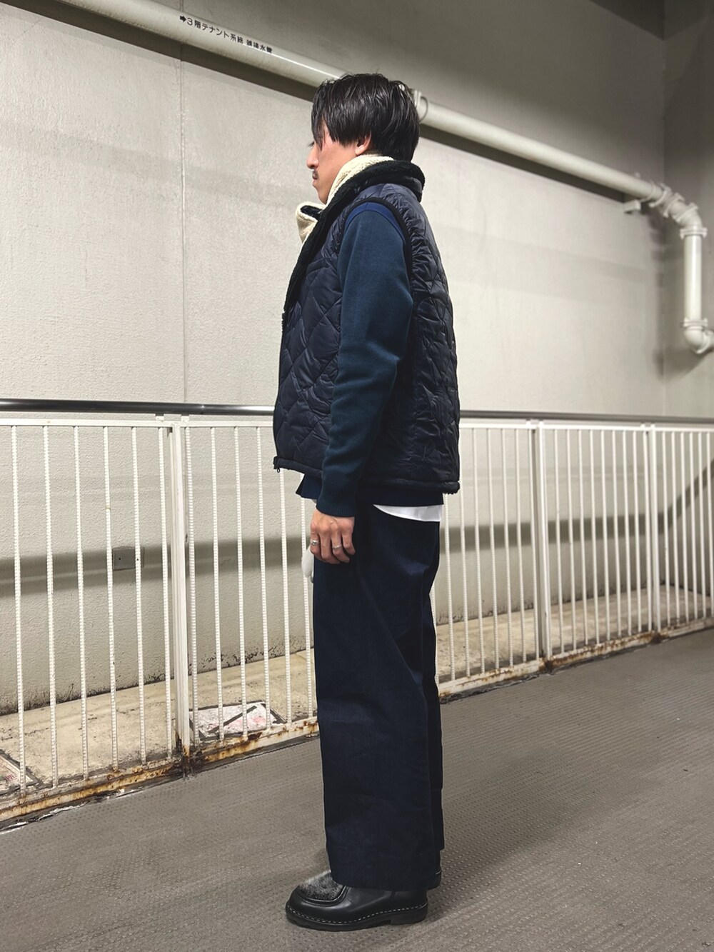 「ファッションを楽しもう、お出かけコーデ、ダウンベスト、デニム、きれいめカジュアル、ニット、冬コーデ、キルティング、マフラーぐるぐる、レイヤードスタイル、オトナカジュアル、休日コーデ、カジュアル、ダウン、ボア」|「TAIONの【TAION/タイオン】別注リバーシブル ダウン×ボアベスト(ダウンベスト、ブルー系)」を使った、nishiokaさん(メンズ・169cm)の秋コーディネートの5枚目の写真