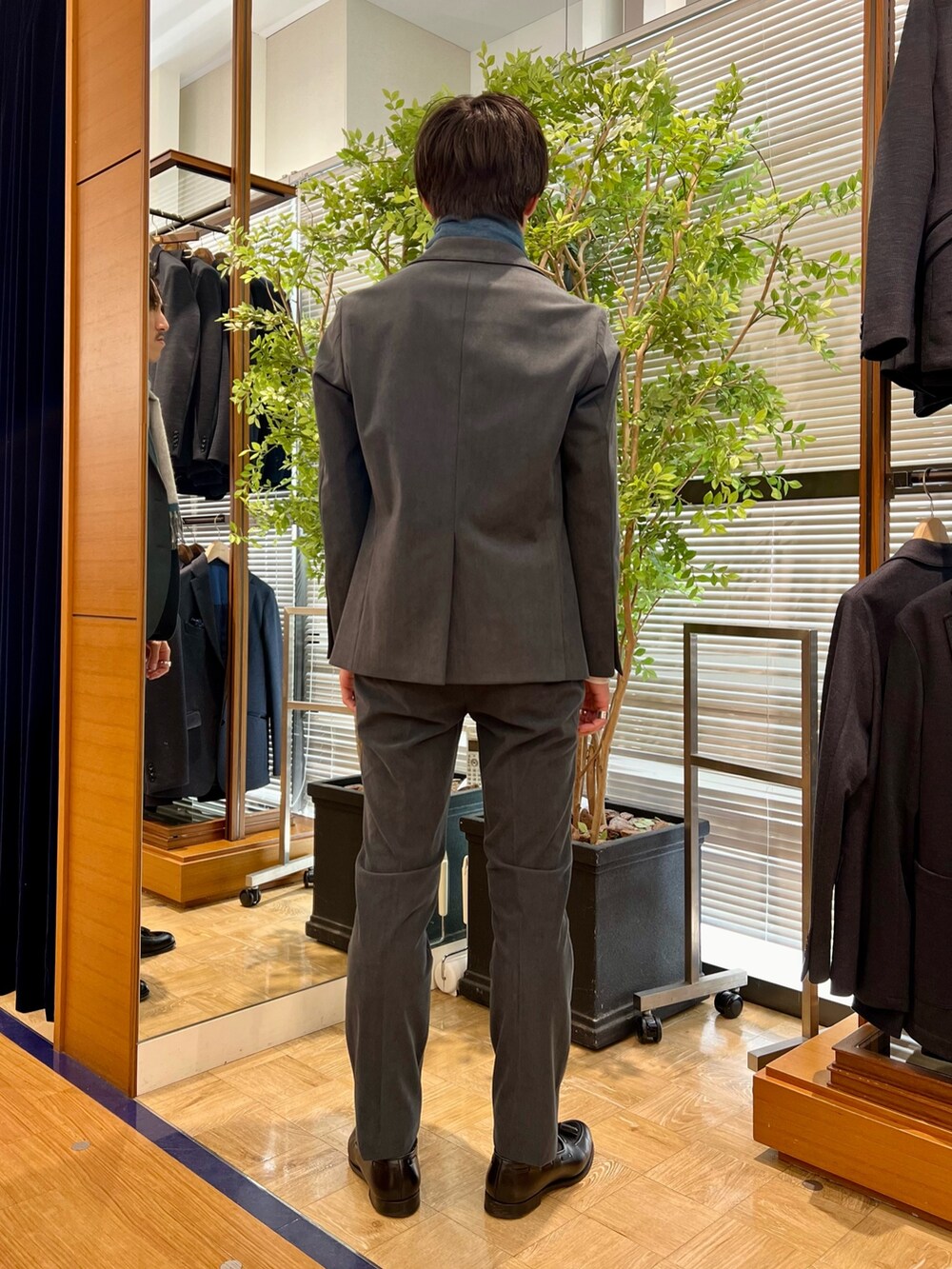 グレー系のその他パンツ、ホワイト系のTシャツ/カットソー、グレー系のテーラードジャケットを着用したメンズの秋コーディネートの4枚目の写真