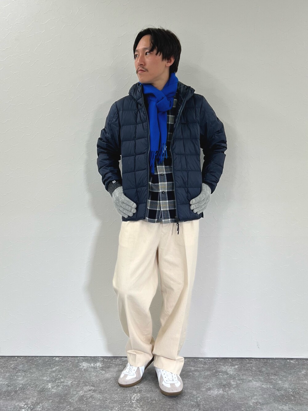 ブルー系のシャツ/ブラウス、ブルー系のダウンジャケット/コート、ブルー系のマフラーを着用したメンズの冬コーディネートの3枚目の写真
