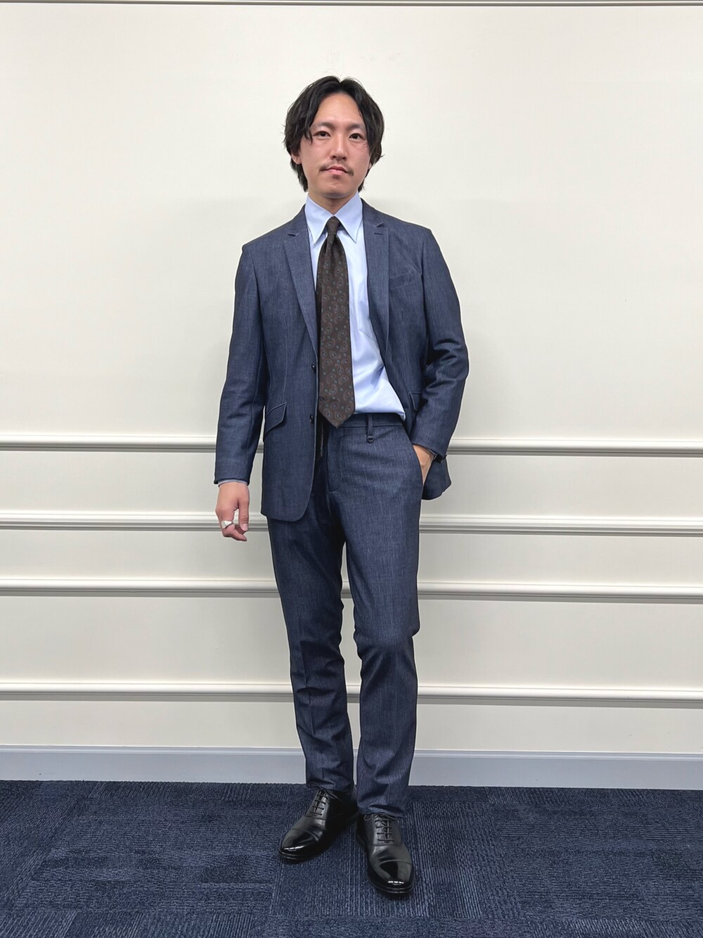 ブルー系のシャツ/ブラウス、ブルー系のテーラードジャケット、ブルー系のその他パンツを着用したメンズの冬コーディネートの3枚目の写真