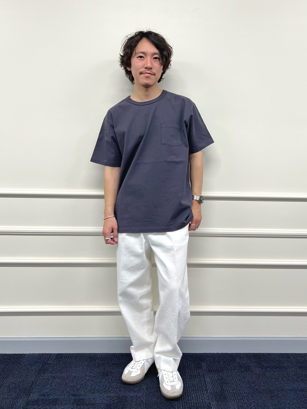 グレー系のTシャツ/カットソー、ホワイト系のデニムパンツを着用したメンズの冬コーディネートの3枚目の写真