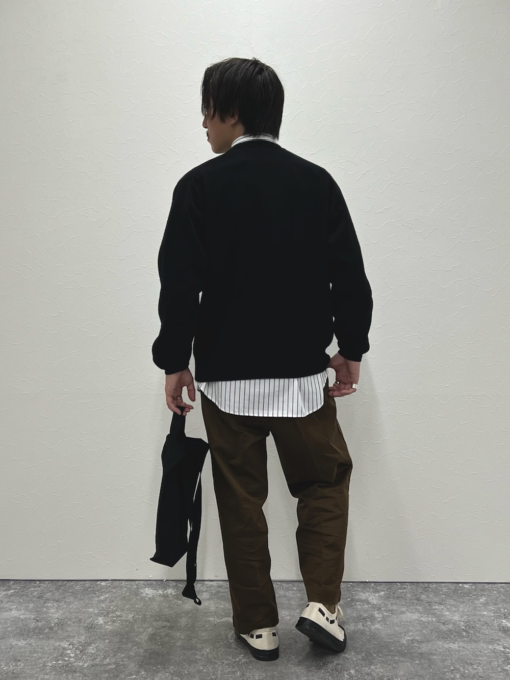 「秋コーデ、ブラウン、トートバッグ、レイヤードスタイル、休日スタイル、お洒落さんとつながりたい、いいね、save、フォローお願いします🤑、シンプルスタイル、オトナカジュアル、きれいめカジュアル、カジュアル、カジュアルコーデ、ブラックコーデ、ニット」｜「DANTONの【DANTON/ダントン】ラムウール クルーネックニット 24AW（ニット/セーター、ブラック系）」を使った、nishiokaさん（メンズ・169cm）の秋コーディネートの5枚目の写真