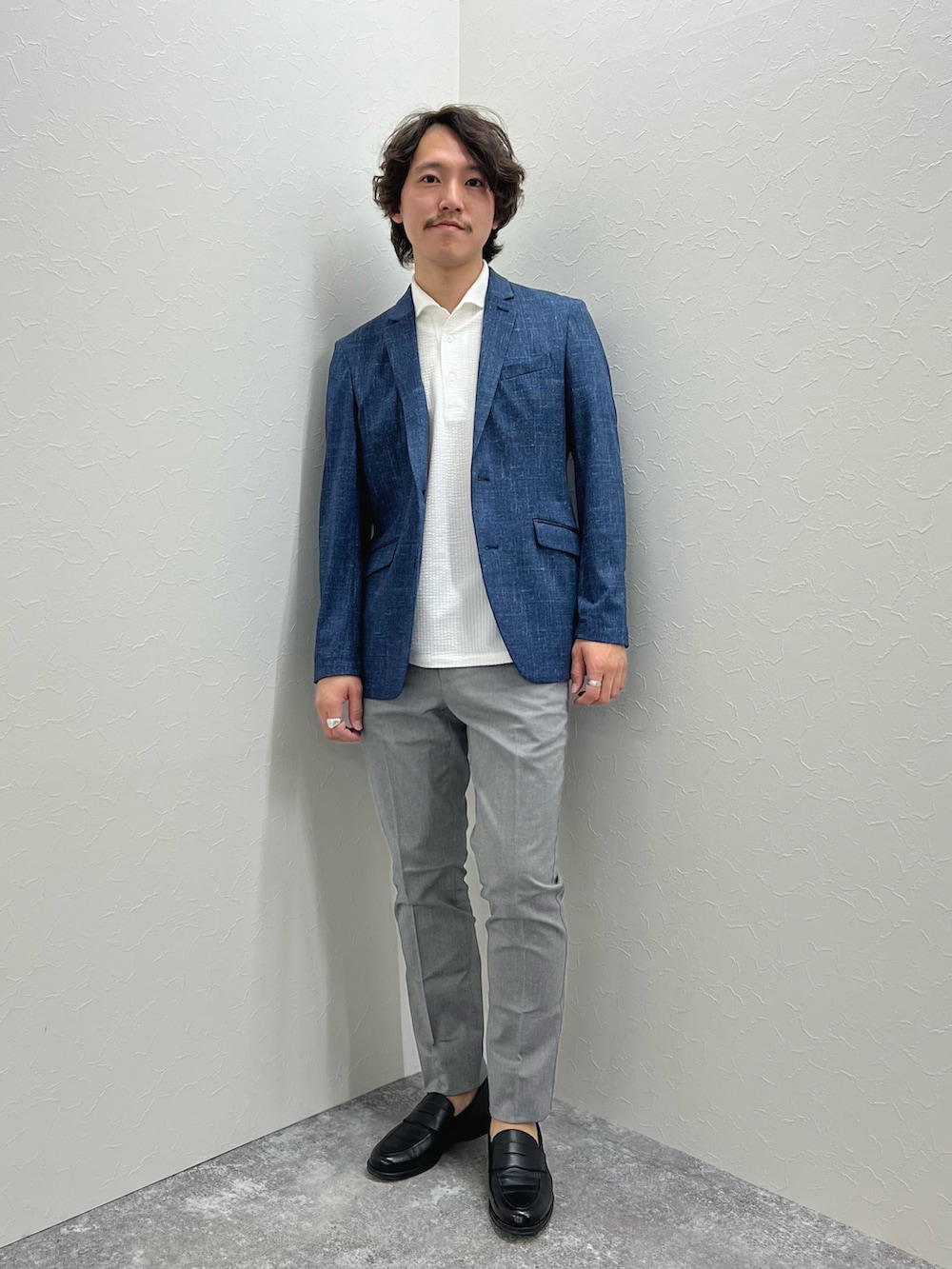 「ジャケット、テーラードジャケット、春コーデ、大人カジュアル、大人コーデ、シンプルコーデ、春夏コーデ、夏コーデ、ポロシャツ、ビジネススタイル、通勤コーデ、きれいめカジュアル、ローファー」｜「Stutostein Nolley'sの《セットアップ/ビジカジ対応》ハイストレッチジャケット（テーラードジャケット、ブルー系）」を使った、nishiokaさん（メンズ・169cm）の春コーディネートの2枚目の写真