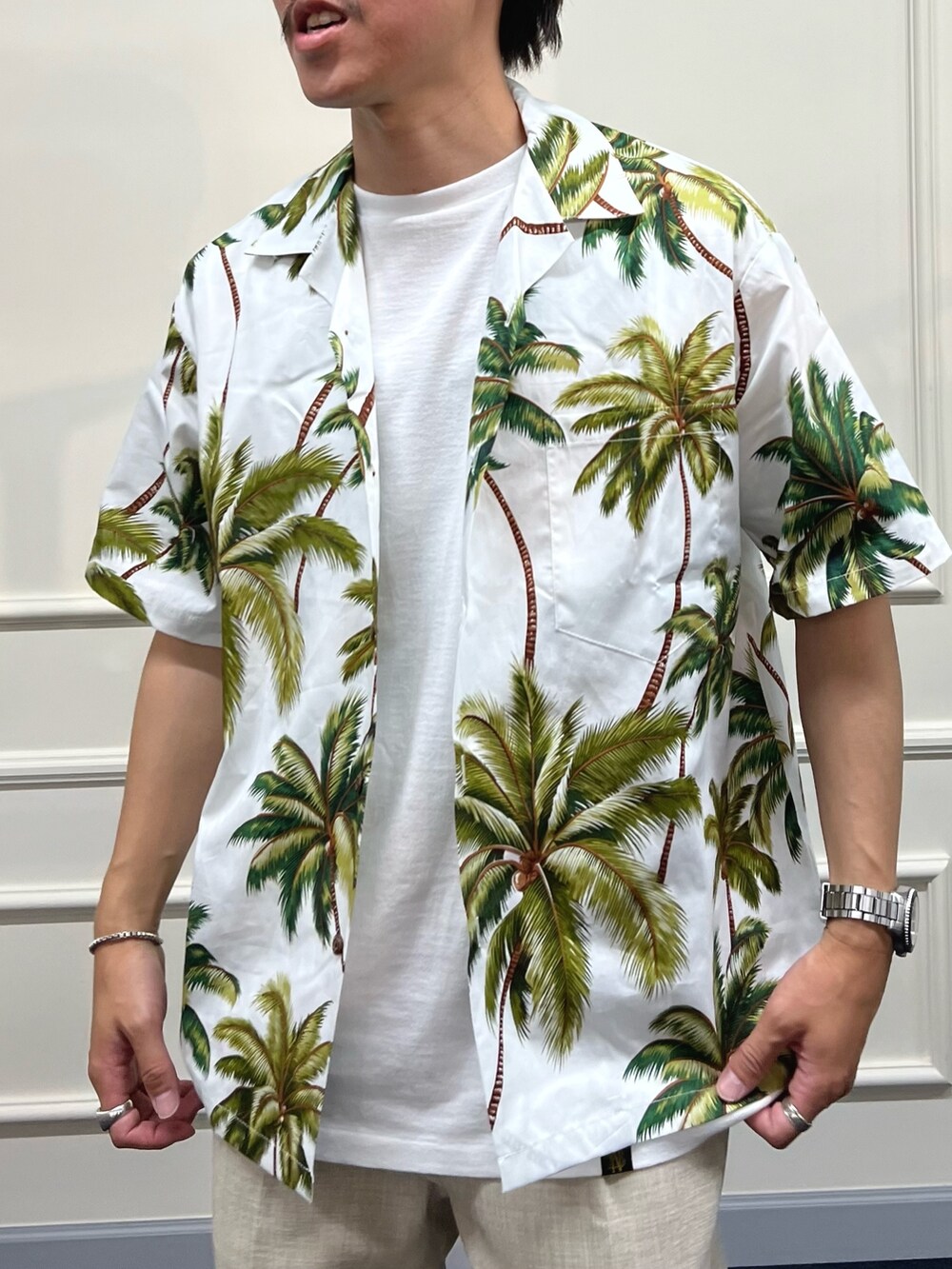 ホワイト系のシャツ/ブラウス、ホワイト系のその他パンツ、ブラック系のサンダルを着用したメンズの夏コーディネートの7枚目の写真