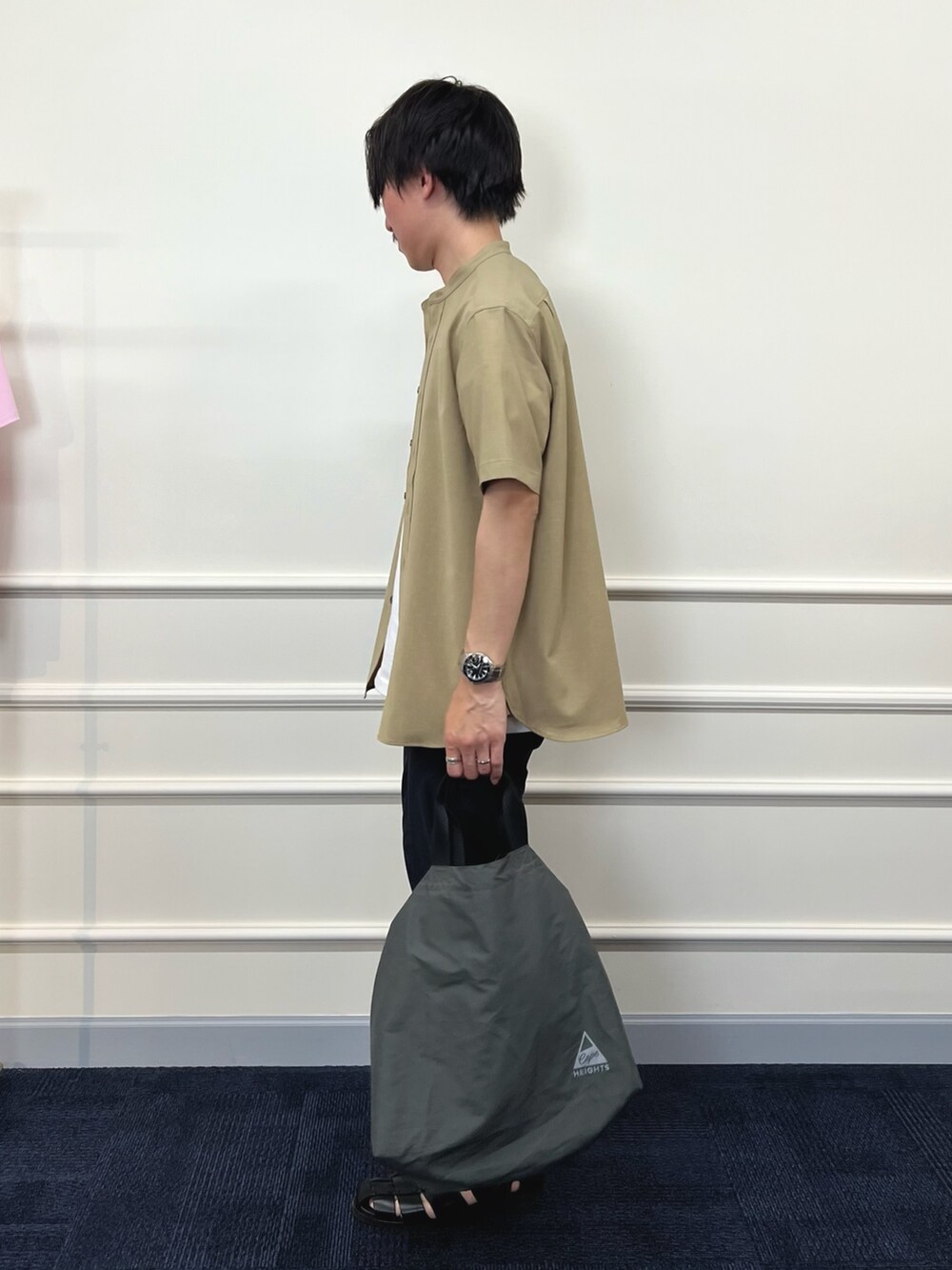 ベージュ系のシャツ/ブラウス、ホワイト系のTシャツ/カットソー、グレー系のトートバッグを着用したメンズの春コーディネートの4枚目の写真