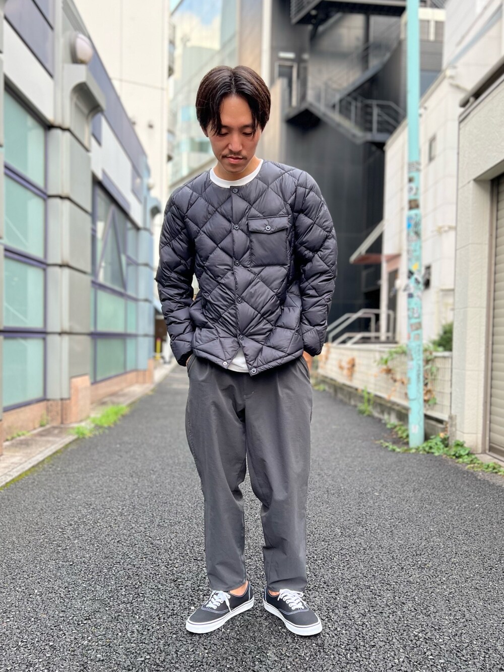 グレー系のその他パンツ、ブラック系のダウンジャケット/コートを着用したメンズの夏コーディネートの2枚目の写真