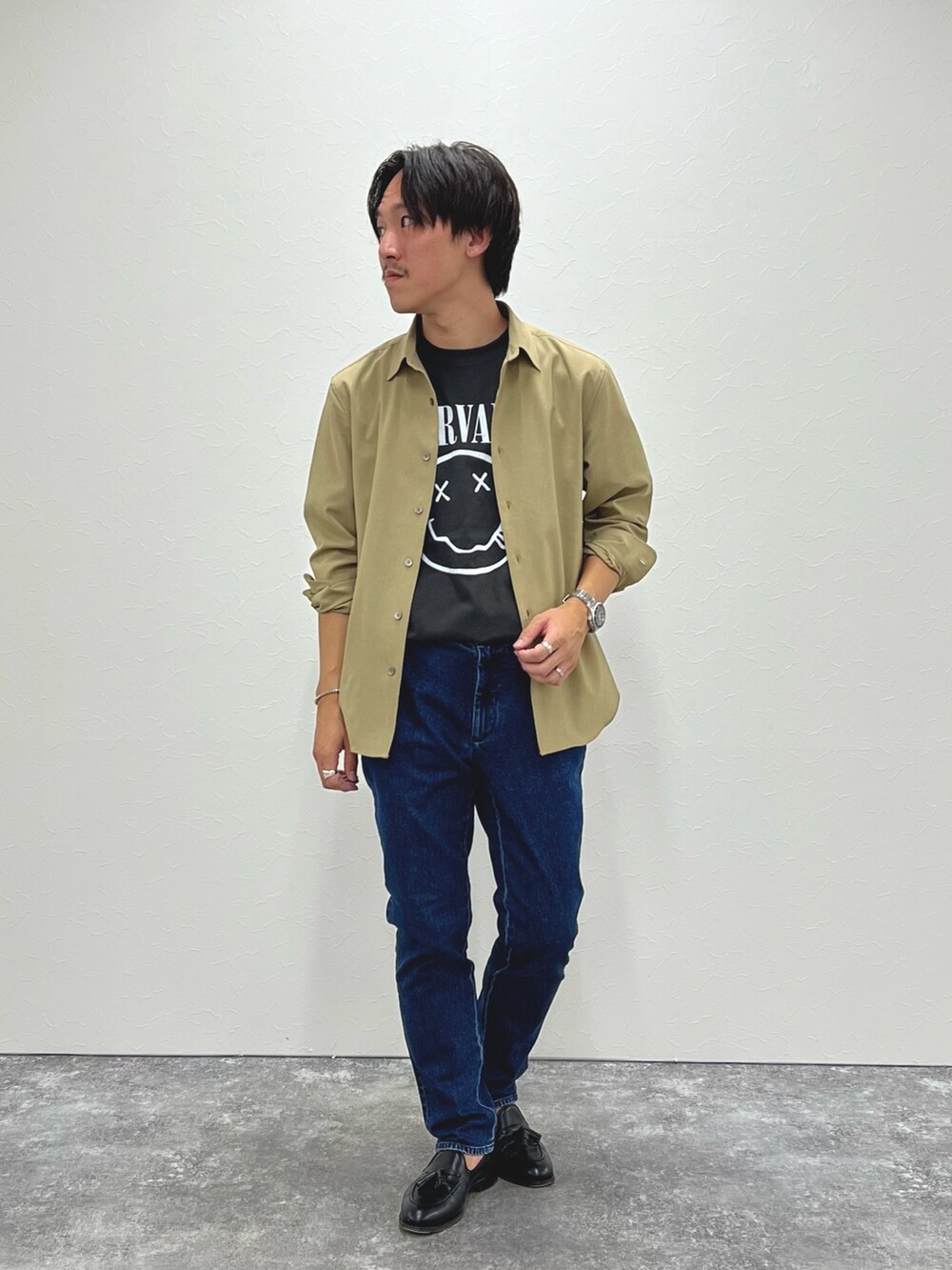 ベージュ系のシャツ/ブラウス、ブラック系のTシャツ/カットソー、ブルー系のデニムパンツを着用したメンズの夏コーディネートの2枚目の写真