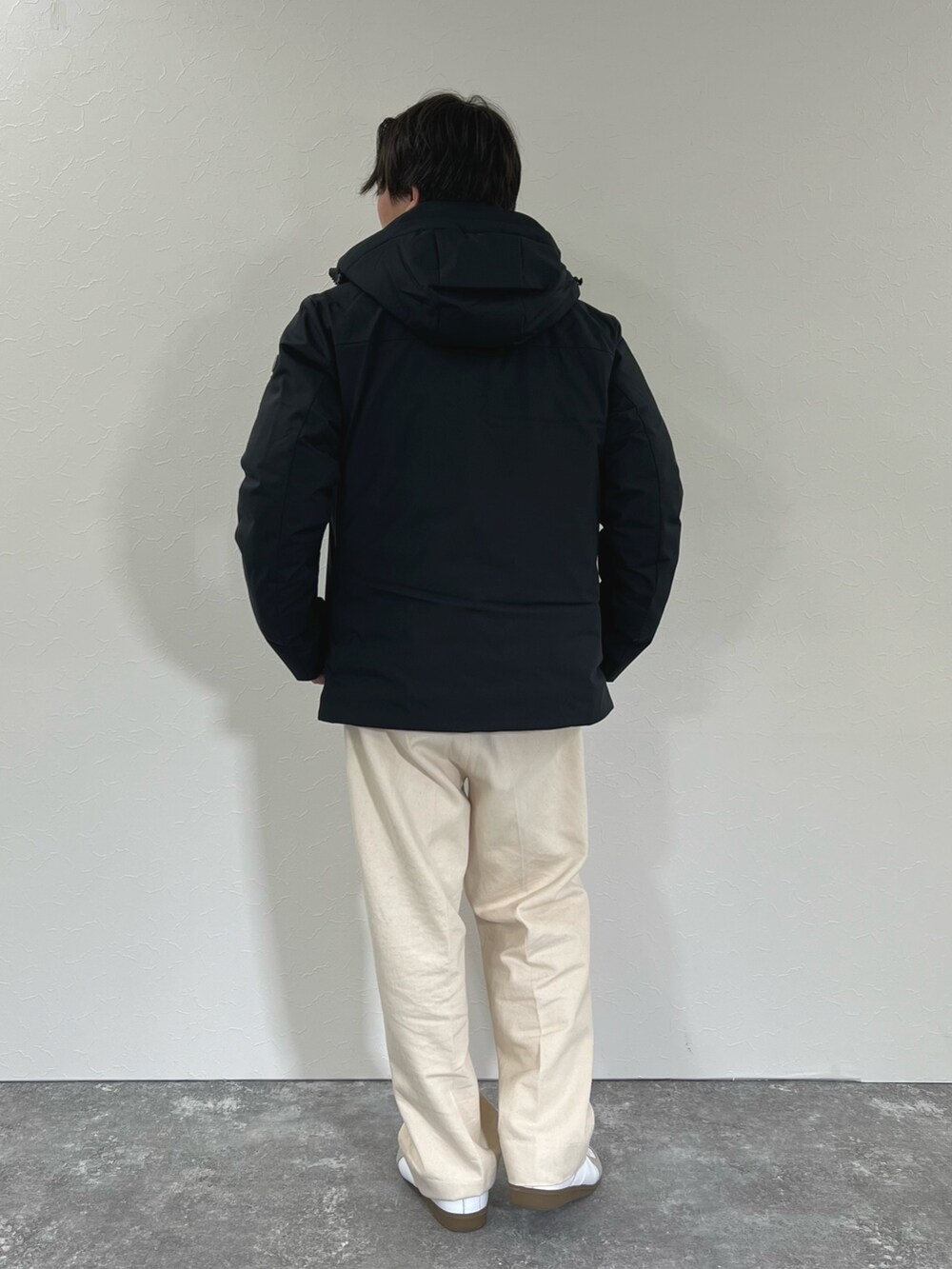 ブラック系のダウンジャケット/コート、ブルー系のシャツ/ブラウス、イエロー系のマフラーを着用したメンズの冬コーディネートの5枚目の写真