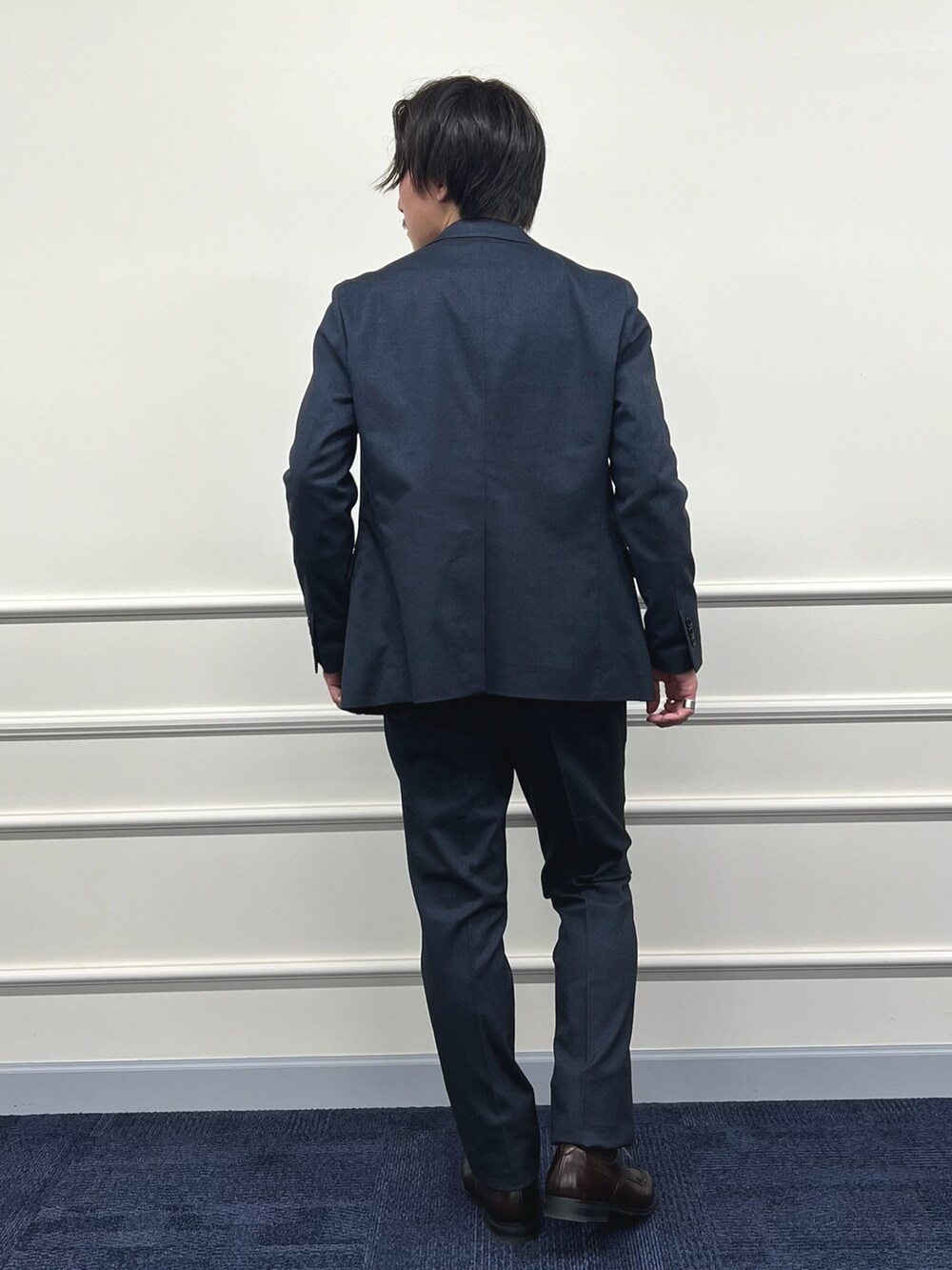 ブルー系のテーラードジャケット、ブルー系のその他パンツ、パープル系のTシャツ/カットソーを着用したメンズの秋コーディネートの5枚目の写真