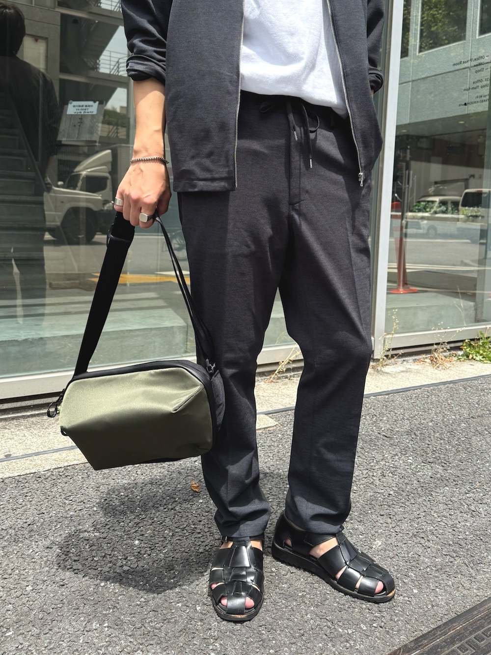「レイヤードスタイル、サンダル、白Tシャツ、セットアップ、きれいめカジュアル、Tシャツ、夏コーデ、オトナカジュアル、休日スタイル、カジュアル、カジュアルコーデ、夏、サングラス、ショルダーバッグ、プリントT」|「NOLLEY’Sの【Primeflex】《速乾/ストレッチ》ジップシャツブルゾン 25SS(ブルゾン、グレー系)」を使った、nishiokaさん(メンズ・169cm)の夏コーディネートの7枚目の写真