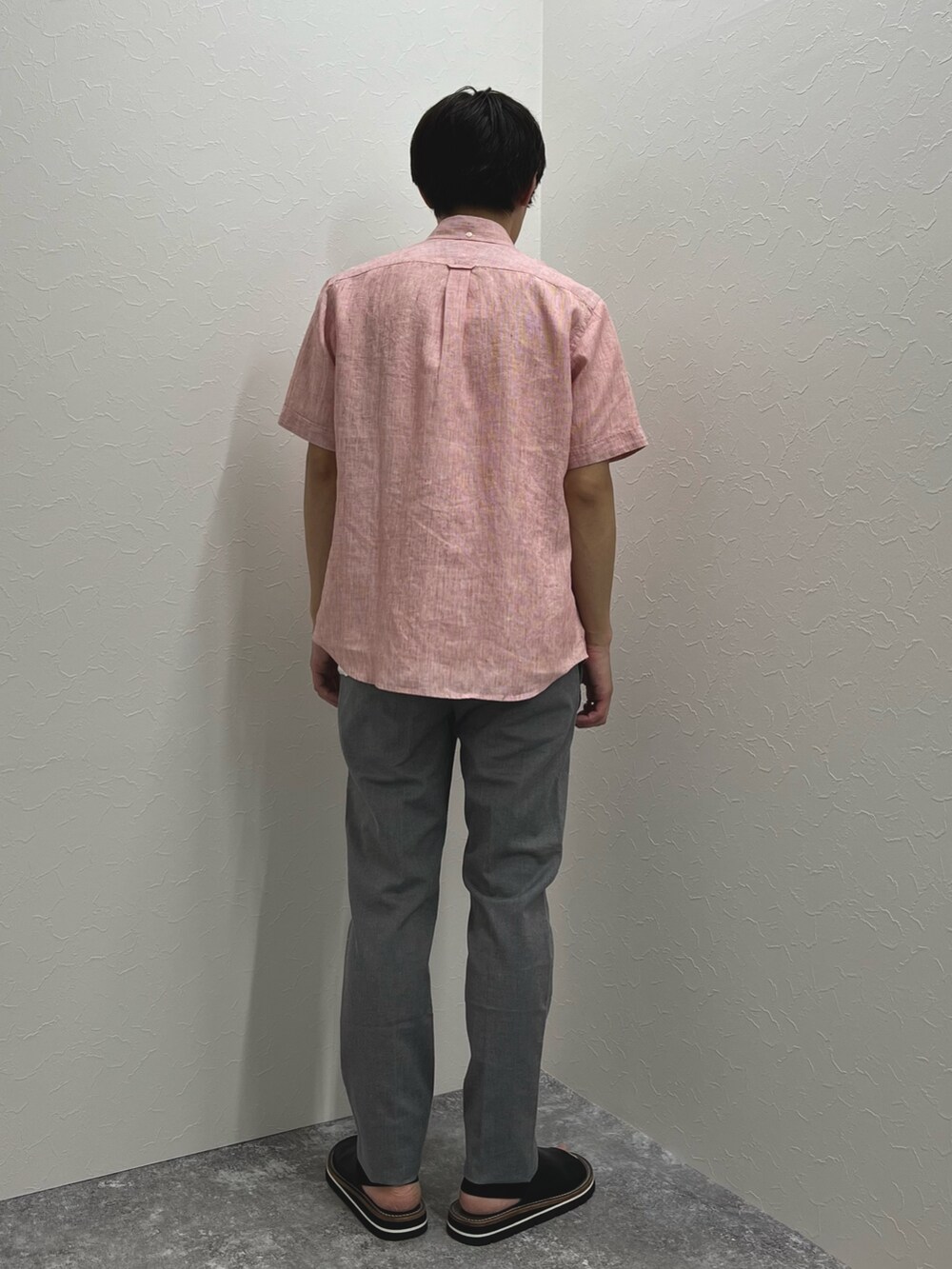 グレー系のチノパンツ、レッド系のシャツ/ブラウス、ホワイト系のTシャツ/カットソーを着用したメンズの夏コーディネートの4枚目の写真