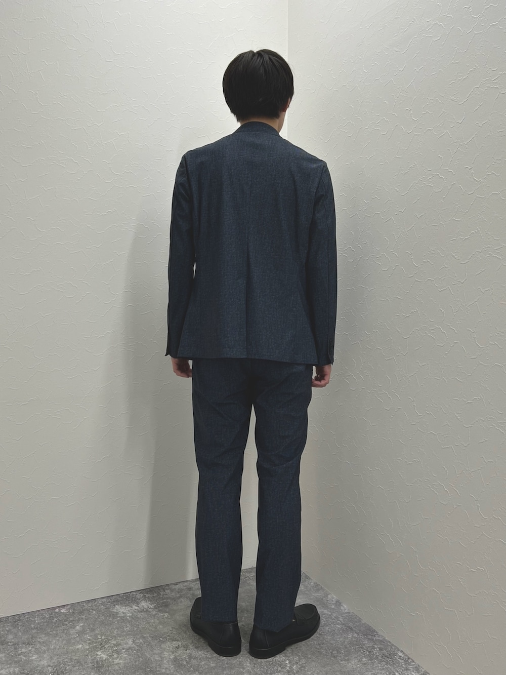 ブルー系のその他パンツ、ホワイト系のTシャツ/カットソー、ブルー系のテーラードジャケットを着用したメンズの春コーディネートの5枚目の写真