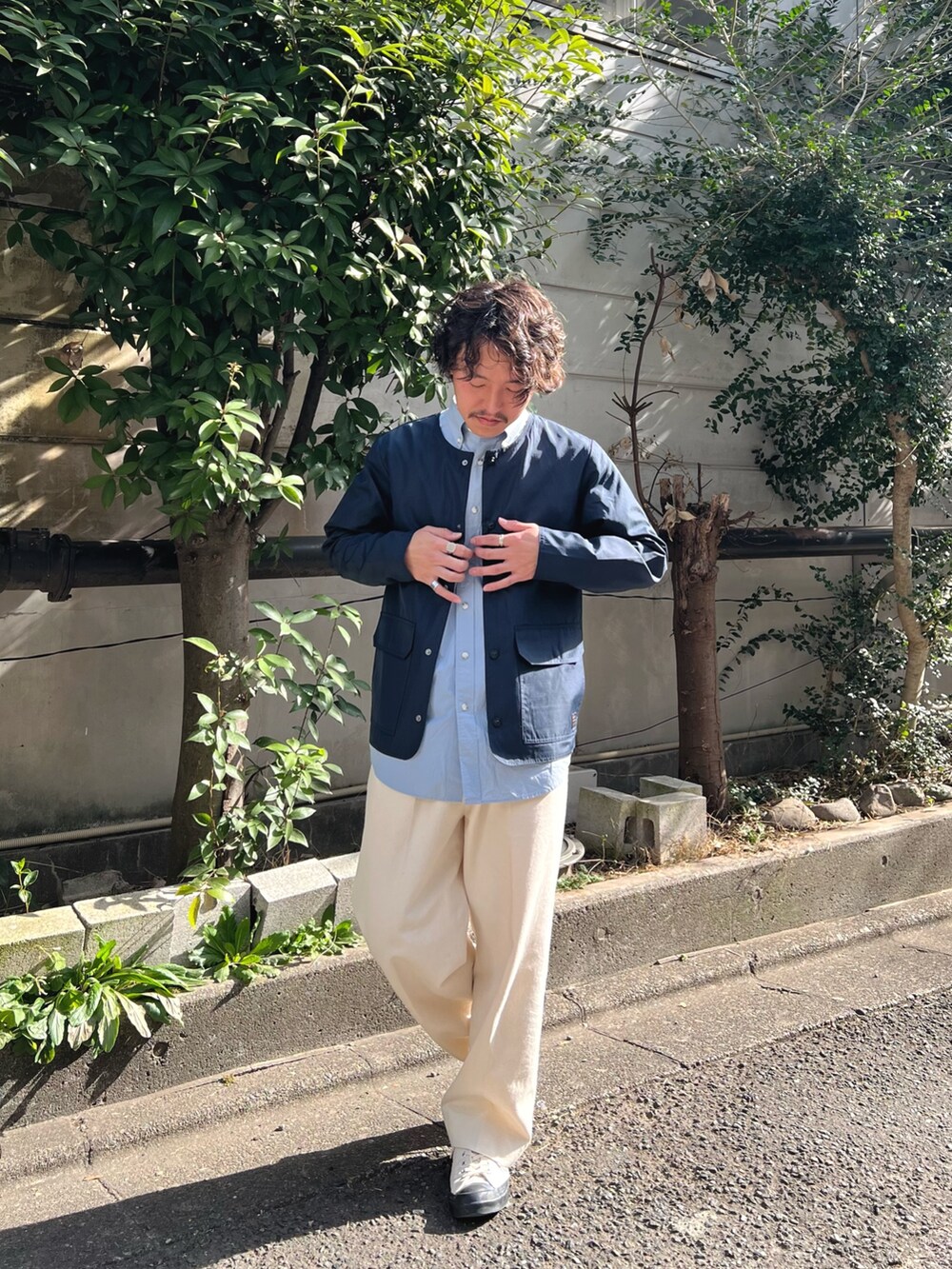 「シャツスタイル、春服コーデ、休日スタイル、シンプルスタイル、お出かけコーデ、きれいめカジュアル、春、カジュアル、カジュアルコーデ、春コーデ、春夏コーデ、ナイロンジャケット、リラックススタイル、スニーカー」｜「TAIONの【TAION/タイオン】ノンダウン ミリタリー リバーシブル クルーネックカーディガン（ブルゾン、ブルー系）」を使った、nishiokaさん（メンズ・169cm）の春コーディネートの3枚目の写真