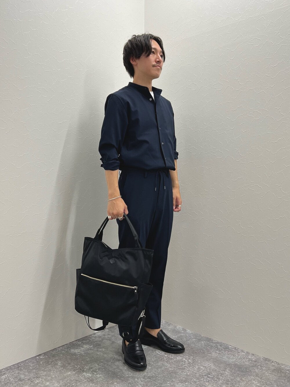 ブルー系のシャツ/ブラウス、ブルー系のその他パンツ、ホワイト系のTシャツ/カットソーを着用したメンズの夏コーディネートの4枚目の写真