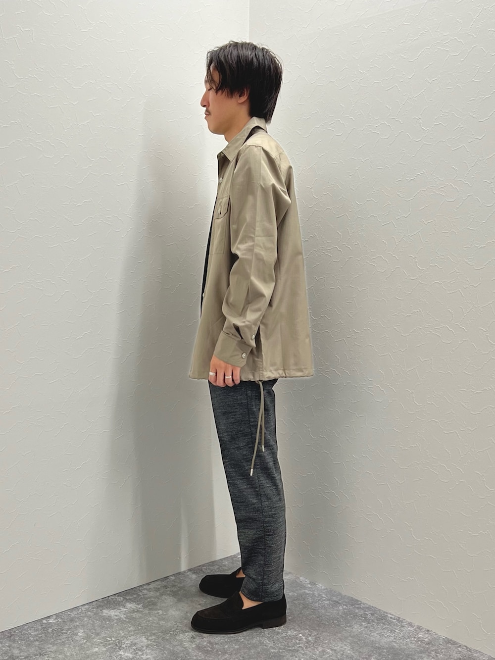 グリーン系のシャツ/ブラウス、ブラック系のTシャツ/カットソー、グレー系のその他パンツを着用したメンズの秋コーディネートの5枚目の写真