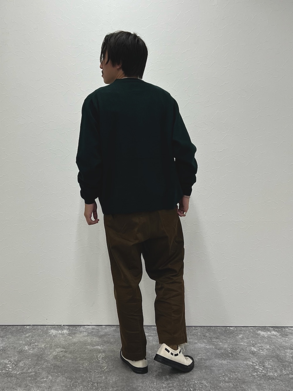 ホワイト系のTシャツ/カットソー、グリーン系のカーディガン/ボレロを着用したメンズの秋コーディネートの5枚目の写真