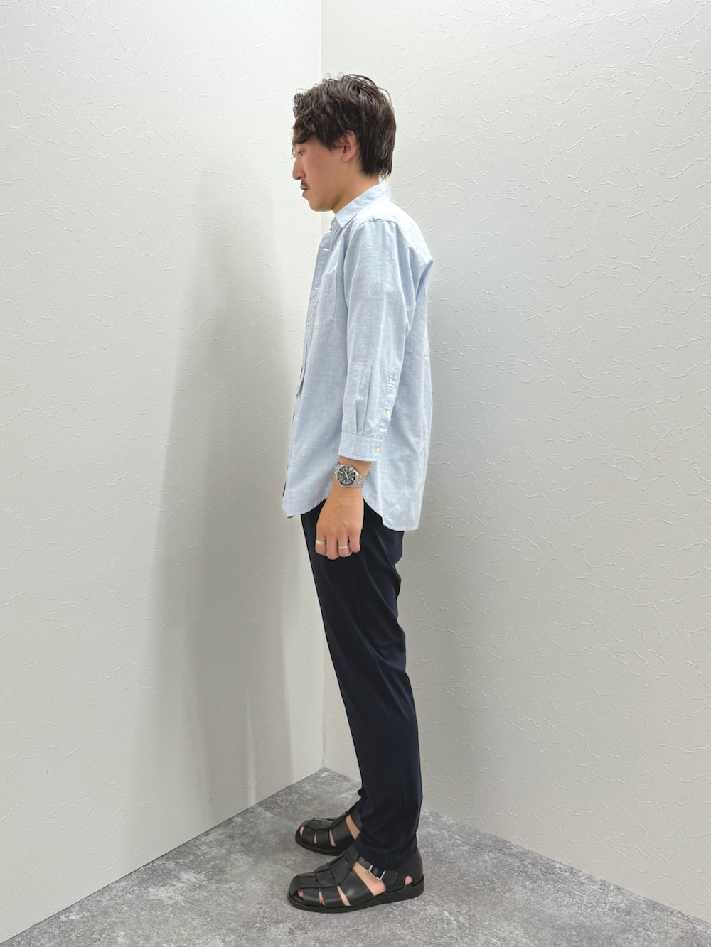 ブルー系のシャツ/ブラウス、ブルー系のTシャツ/カットソー、ブルー系のその他パンツを着用したメンズの春コーディネートの6枚目の写真