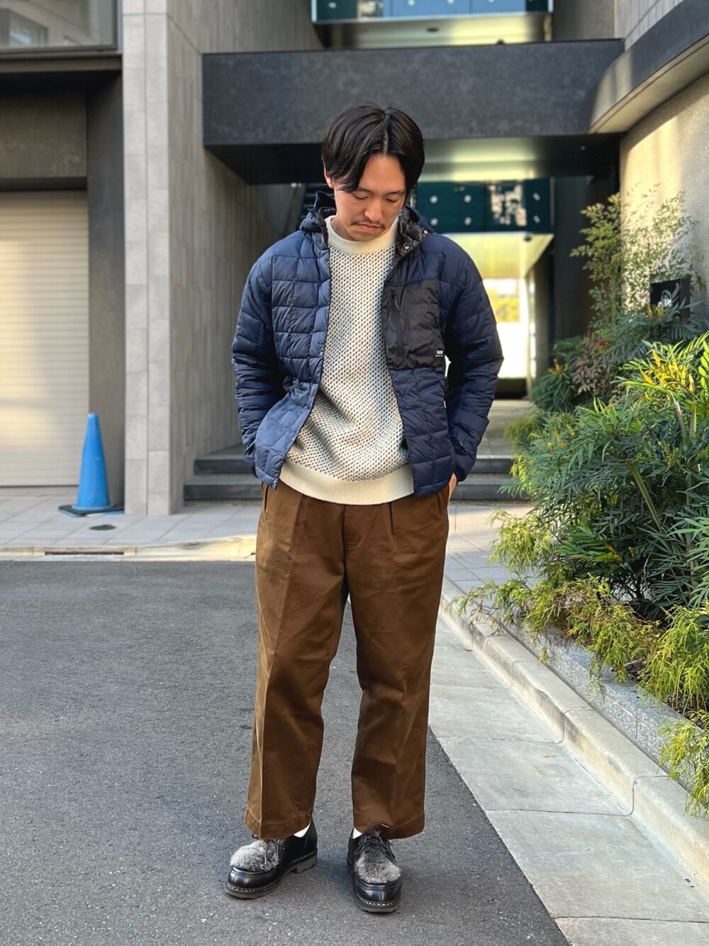 ブルー系のダウンジャケット/コートを着用したメンズの冬コーディネートの7枚目の写真