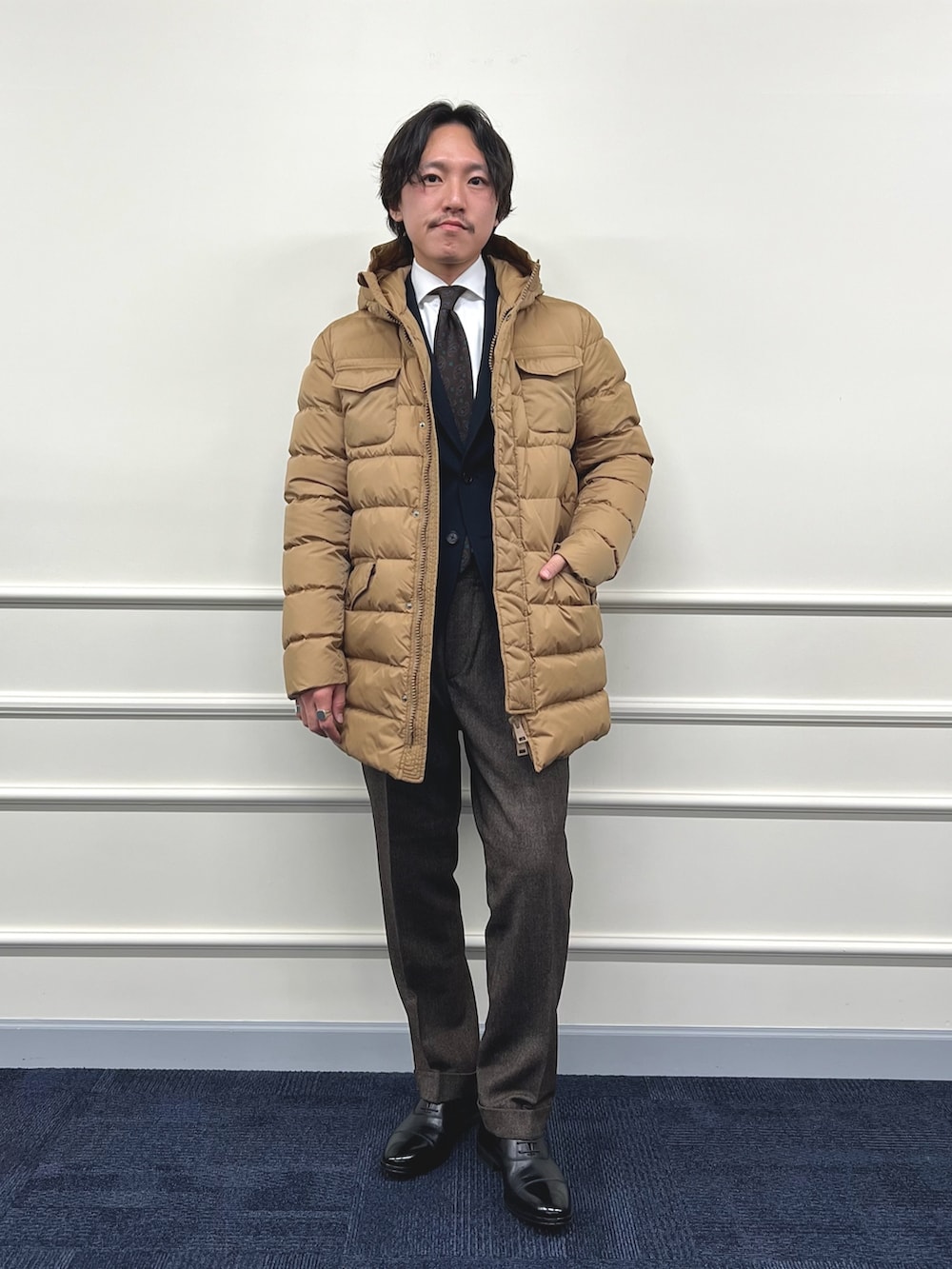 イエロー系のダウンジャケット/コート、ホワイト系のシャツ/ブラウス、ブルー系のテーラードジャケットを着用したメンズの冬コーディネートの2枚目の写真