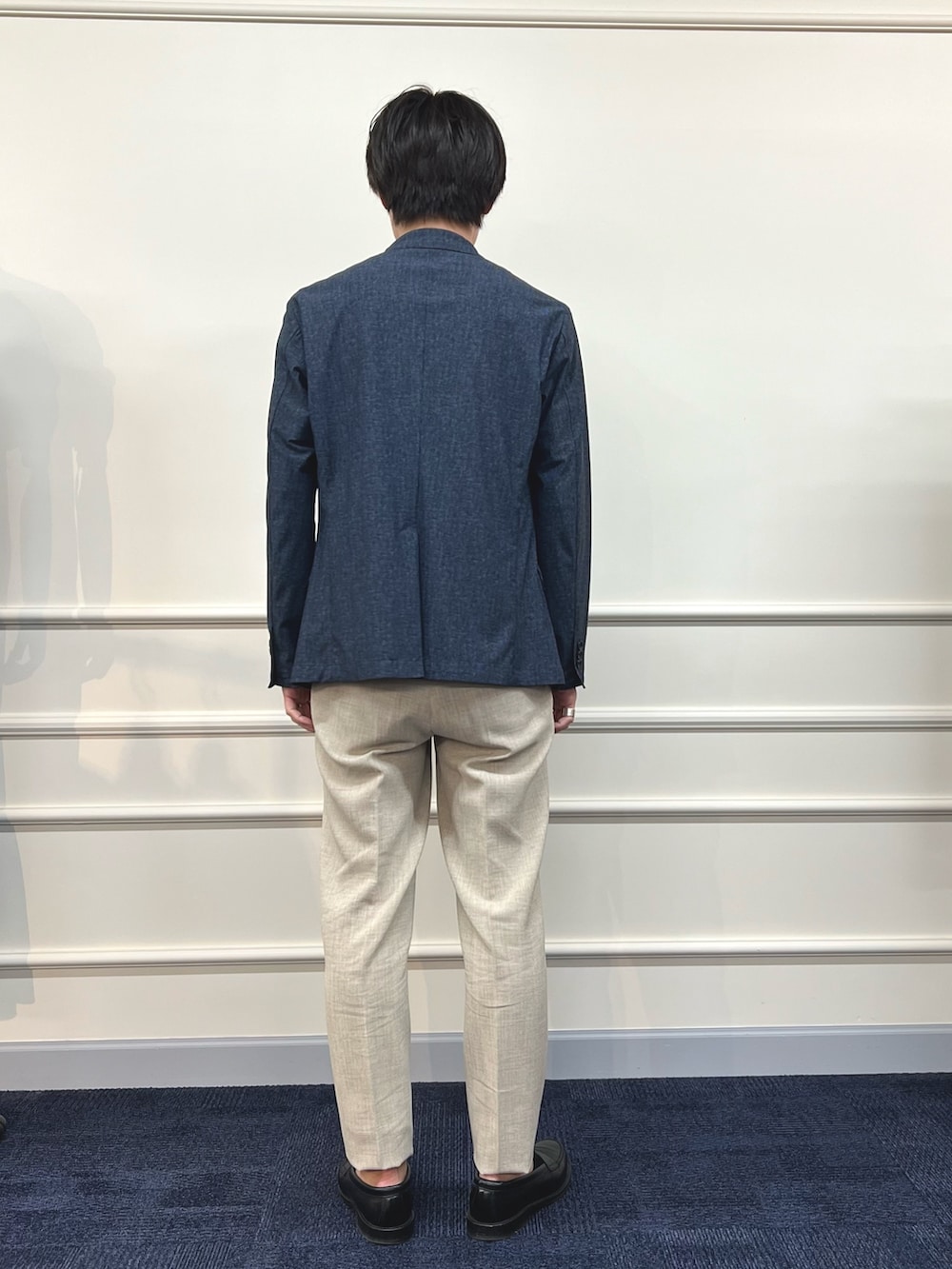 ブルー系のテーラードジャケット、ブルー系のTシャツ/カットソー、ホワイト系のその他パンツを着用したメンズの春コーディネートの5枚目の写真