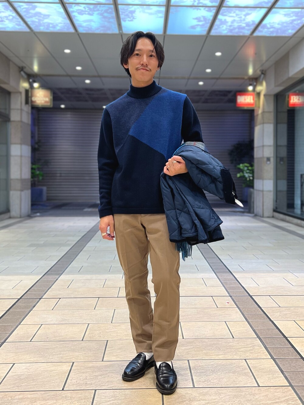 「きれいめカジュアル、冬コーデ、ニット、キルティング、休日スタイル、クリスマスに着たい服、大人カジュアル、カジュアルコーデ、今日のコーデ、秋冬コーデ、カジュアル、低身長、シンプルコーデ、大人コーデ、チノパン」｜「Stutostein Nolley'sのカシミヤ混 切替モックネックニット（ニット/セーター、ブルー系）」を使った、nishiokaさん（メンズ・169cm）の秋コーディネートの2枚目の写真